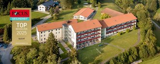 Luftbild der Suchtklinik Allgäu - grüne Wiesen, Bäume und Alpenpanorama